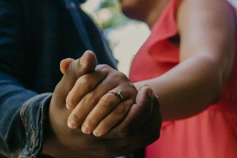 Após se converter, casal perde a guarda das filhas e é forçado a se divorciar na África